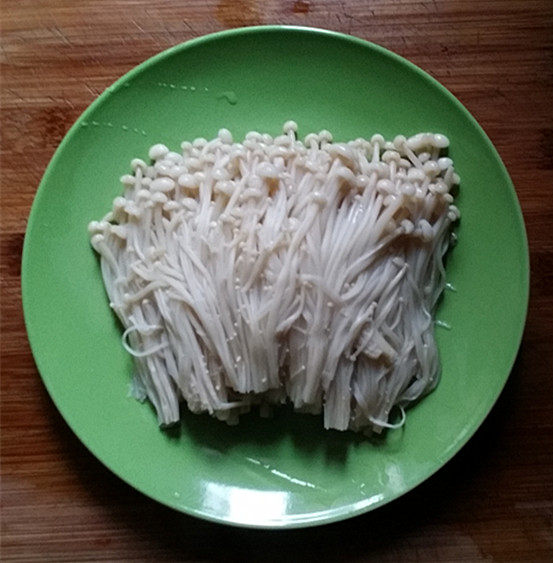 皮蛋剁椒拌金针茹步骤7