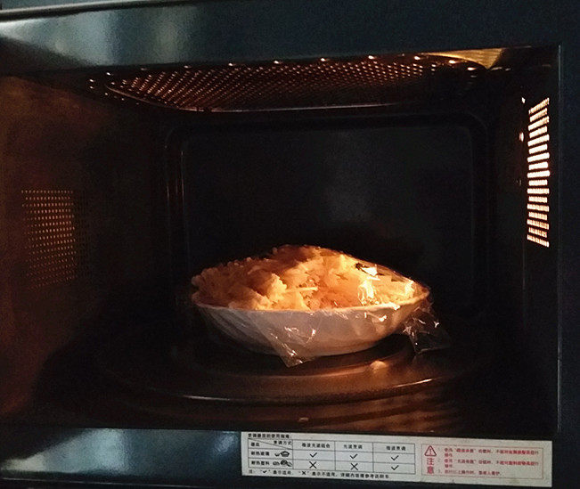 皮蛋剁椒拌金针茹步骤5