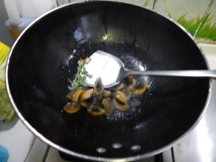 皮蛋烧西兰花步骤4