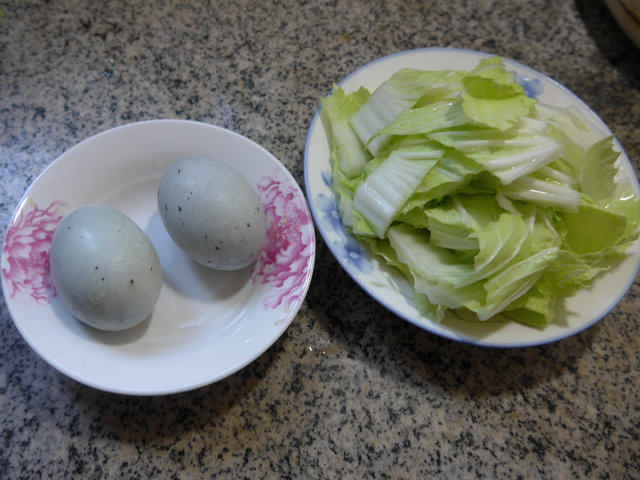 皮蛋炒白菜步骤1