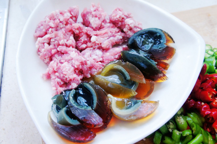 香辣肉末皮蛋步骤3