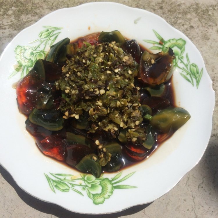 火烧辣椒拌皮蛋步骤10