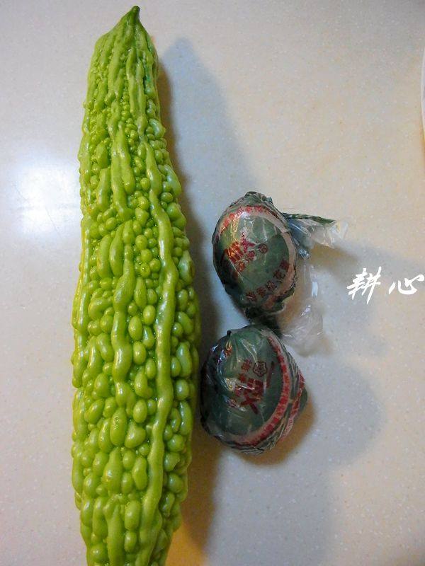 皮蛋炒凉瓜步骤1