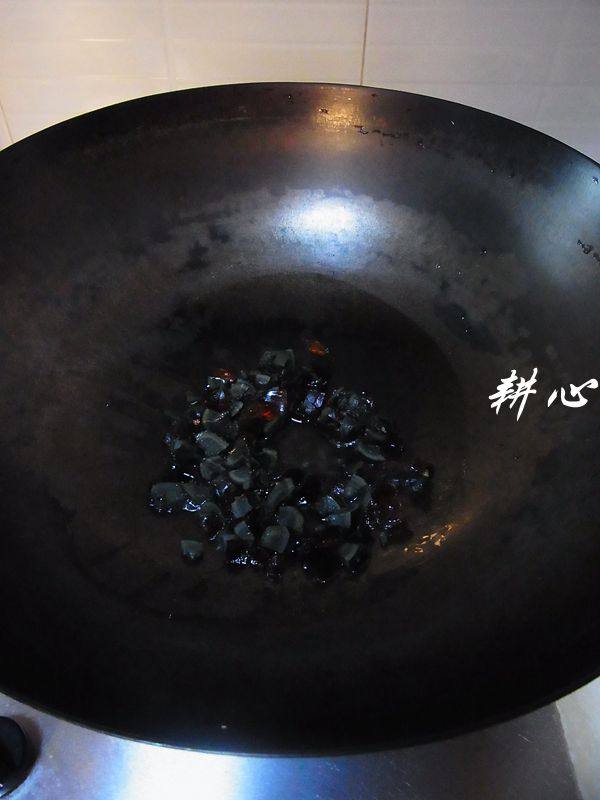 皮蛋炒凉瓜步骤6
