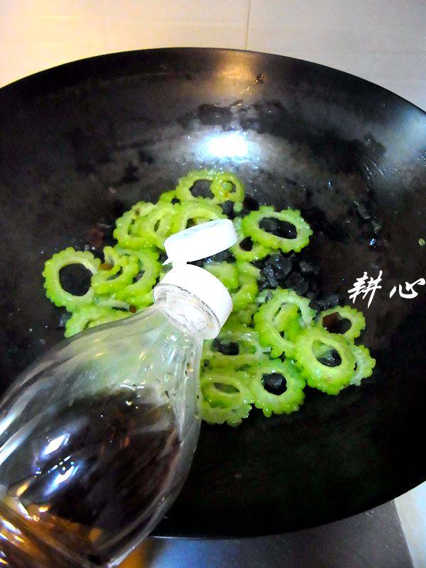 皮蛋炒凉瓜步骤8