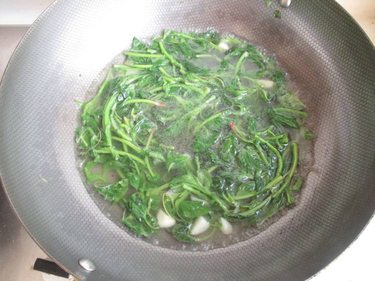 野苋菜皮蛋汤步骤7