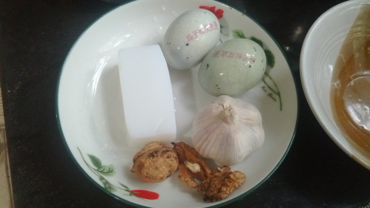 核桃凉粉拌皮蛋步骤1