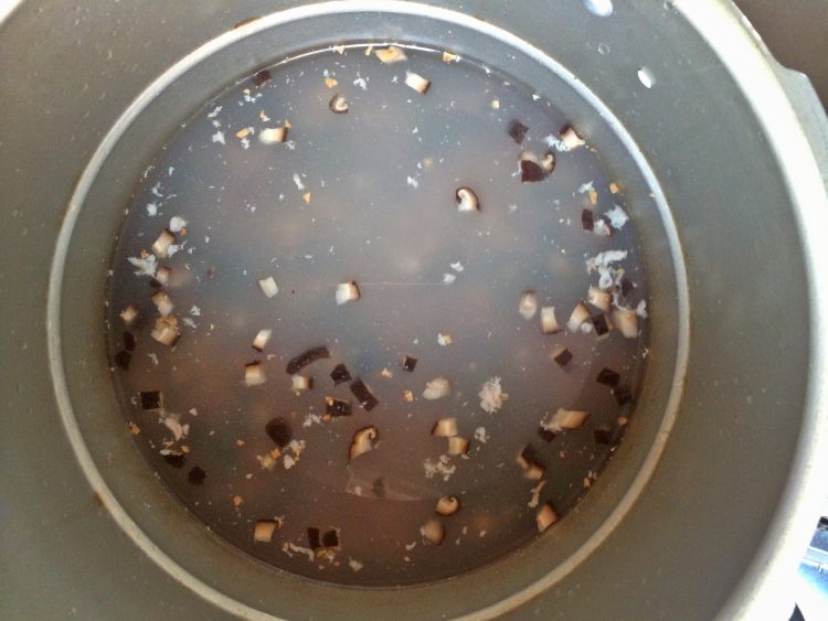 莲子香菇皮蛋瘦肉粥步骤4