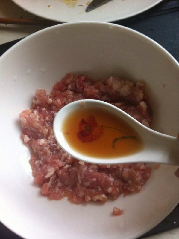 皮蛋肉春卷步骤2