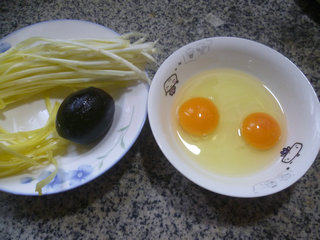 韭菜芽炒双蛋步骤1