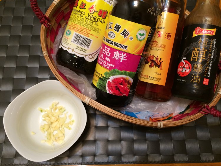 腊肠皮蛋炒黄瓜步骤3