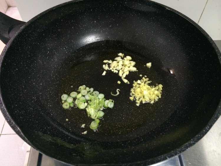 腊肠皮蛋炒黄瓜步骤7