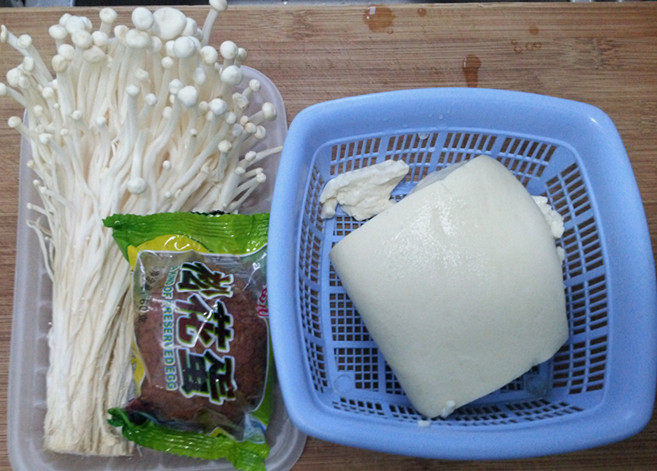豆腐金针茹皮蛋煲步骤1
