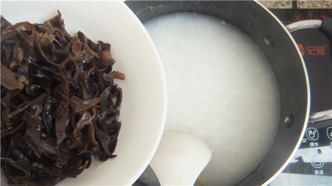 皮蛋肉根粥步骤4