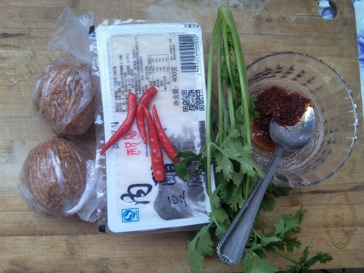 酸辣皮蛋拌豆腐步骤1