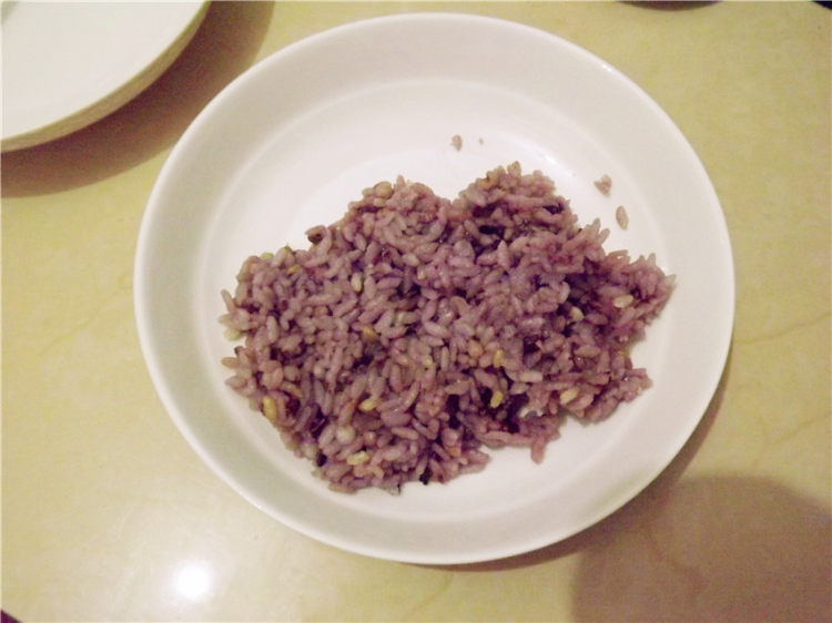 煎虾饼皮蛋饭步骤3