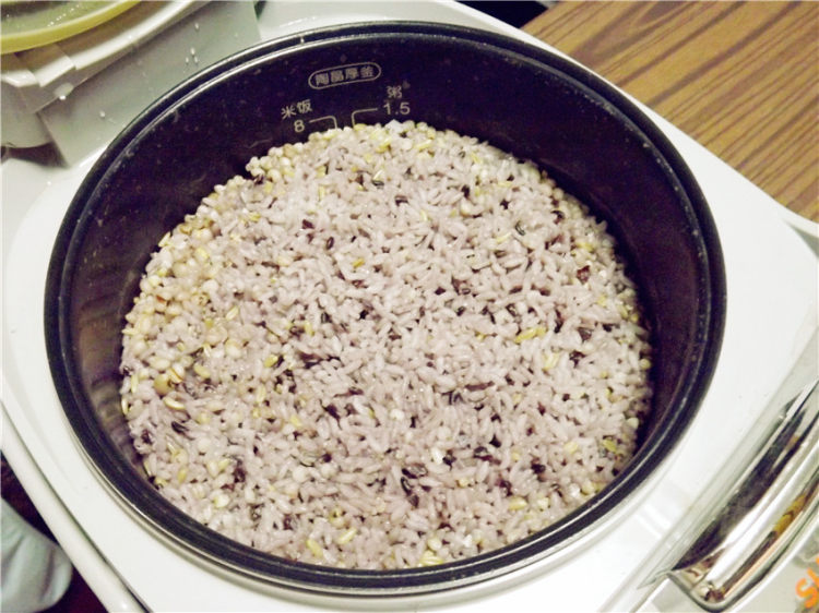 煎虾饼皮蛋饭步骤2
