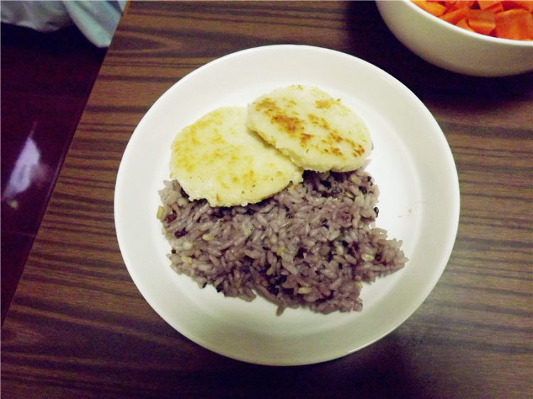 煎虾饼皮蛋饭步骤8
