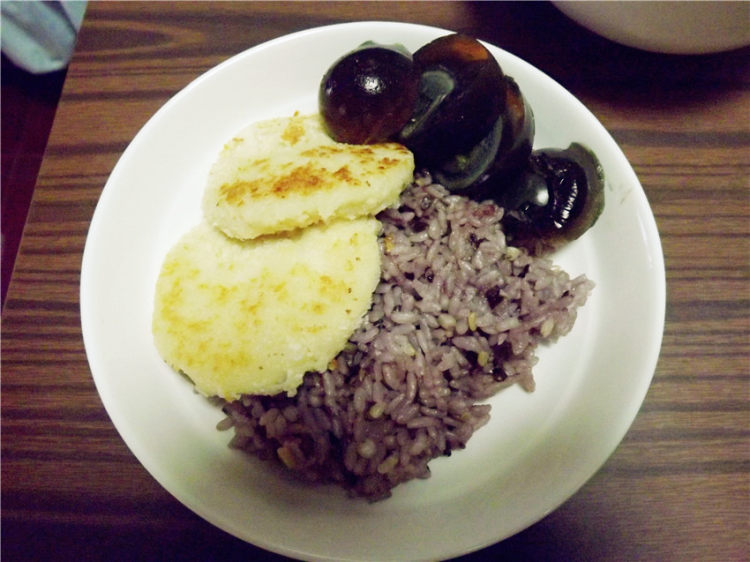 煎虾饼皮蛋饭步骤9