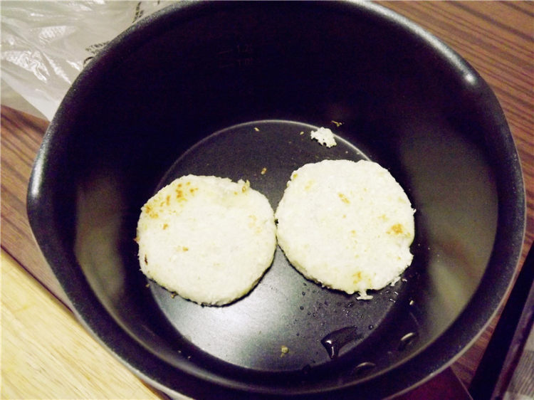 煎虾饼皮蛋饭步骤7