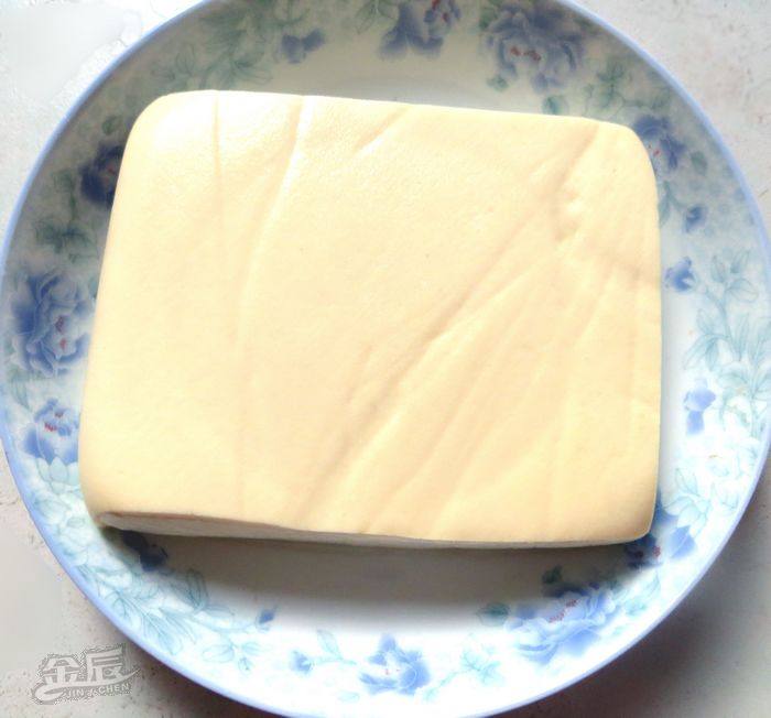 青红椒汁拌皮蛋豆腐步骤2