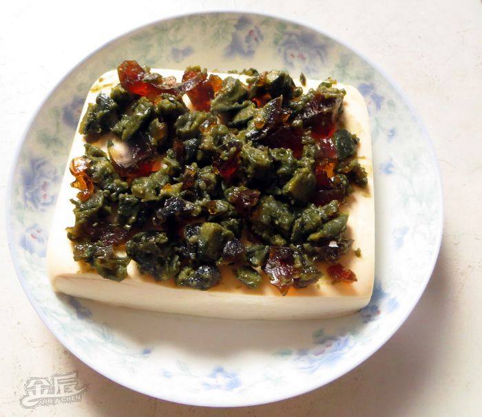 青红椒汁拌皮蛋豆腐步骤4
