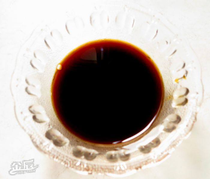 青红椒汁拌皮蛋豆腐步骤5