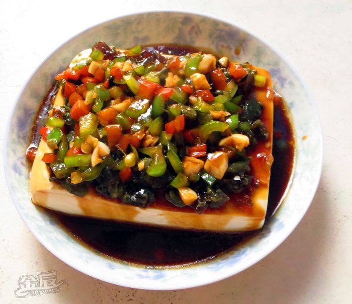 青红椒汁拌皮蛋豆腐步骤9
