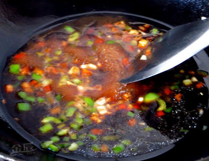 青红椒汁拌皮蛋豆腐步骤8