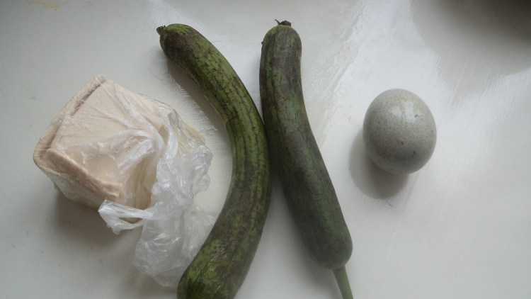 丝瓜豆腐皮蛋汤步骤1