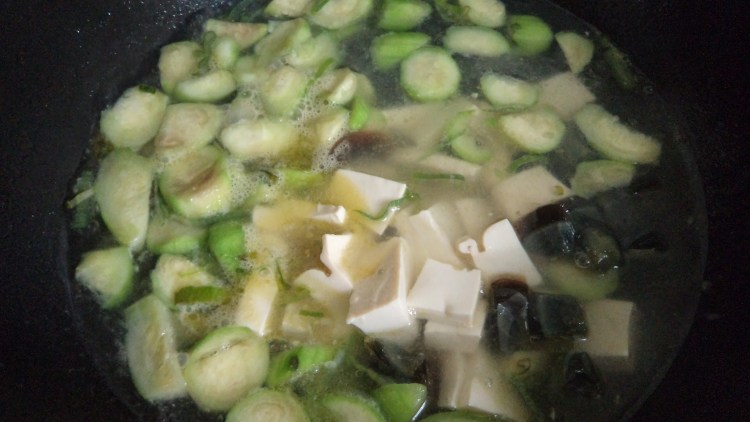 丝瓜豆腐皮蛋汤步骤7