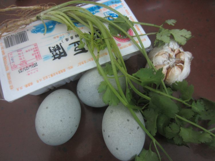 松花蛋豆腐步骤1