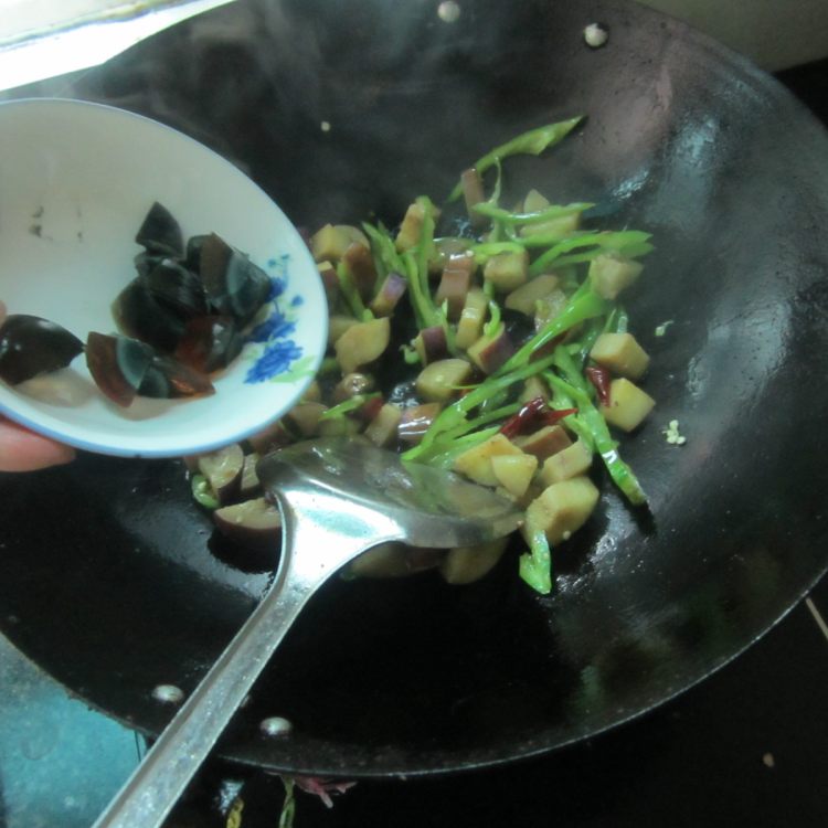 皮蛋炒茄子步骤8