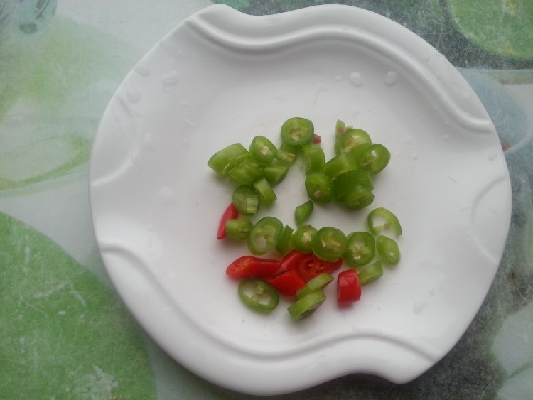 双椒腊味皮蛋步骤1