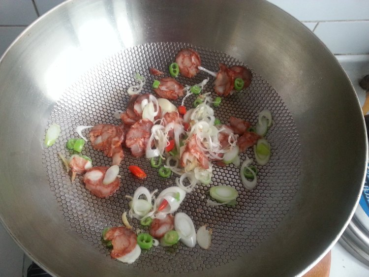 双椒腊味皮蛋步骤7