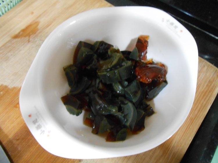 花生皮蛋瘦肉粥步骤2