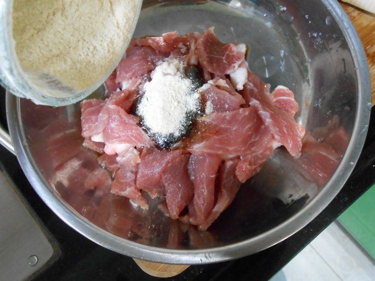 花生皮蛋瘦肉粥步骤3