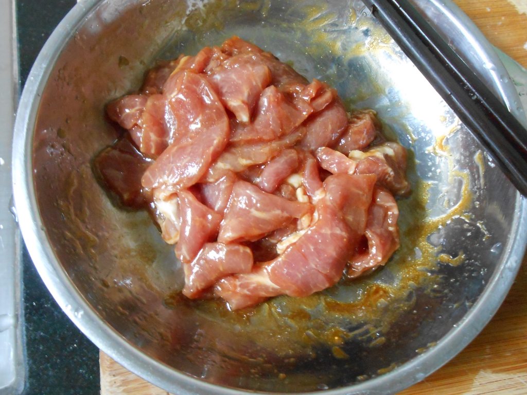 花生皮蛋瘦肉粥步骤4