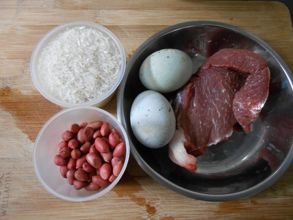 花生皮蛋瘦肉粥步骤1