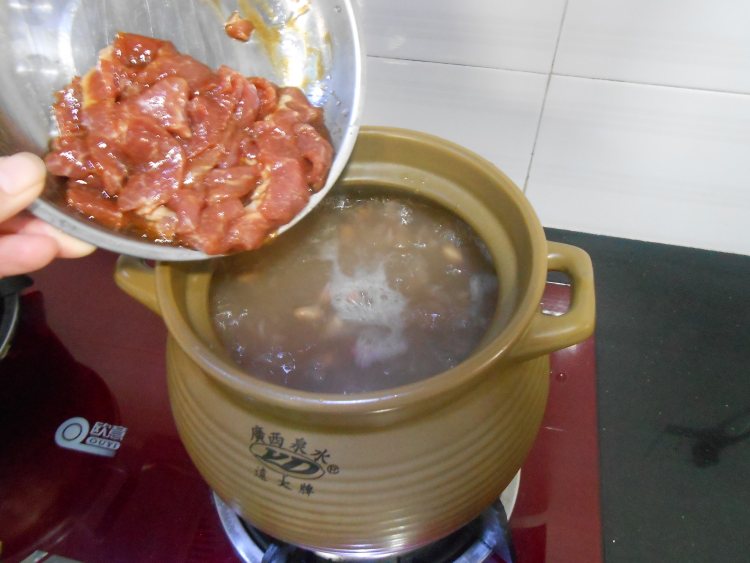 花生皮蛋瘦肉粥步骤9