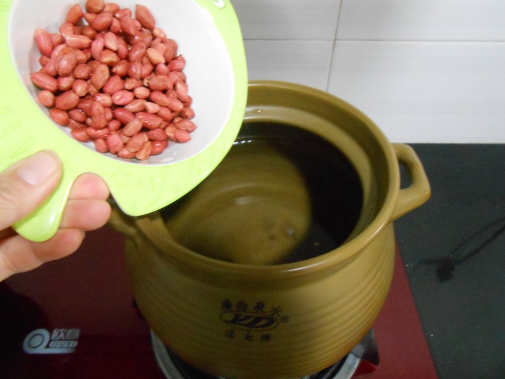 花生皮蛋瘦肉粥步骤5
