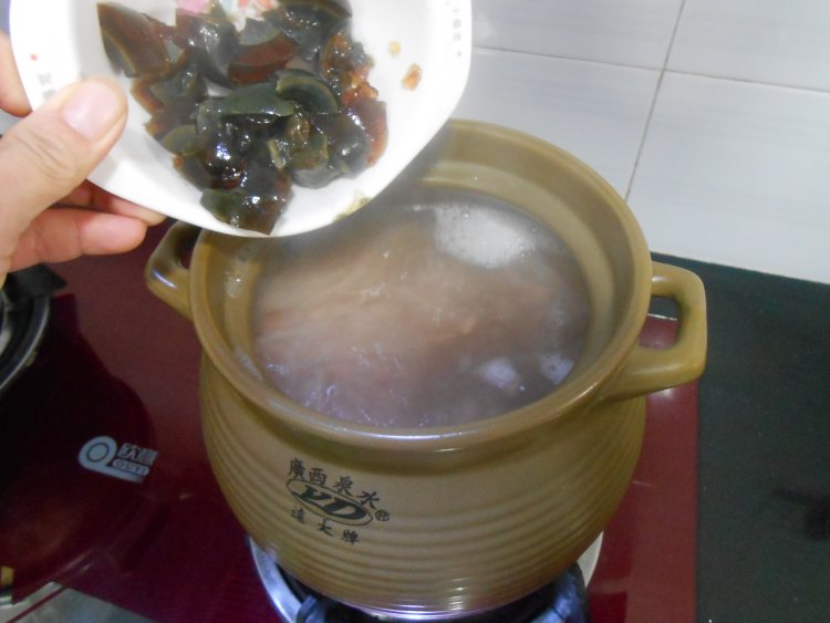花生皮蛋瘦肉粥步骤8