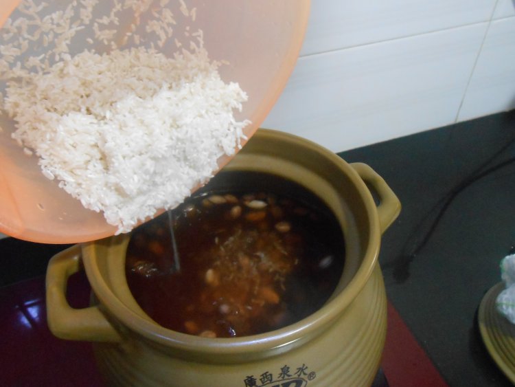 花生皮蛋瘦肉粥步骤6