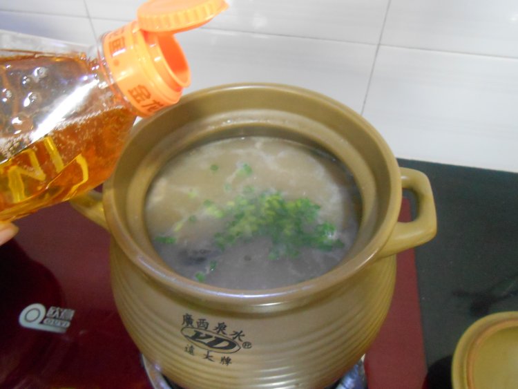 花生皮蛋瘦肉粥步骤10