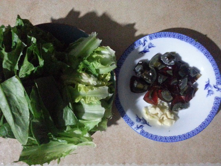 皮蛋油麦菜步骤2