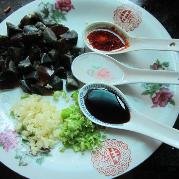 醋皮蛋丁步骤2