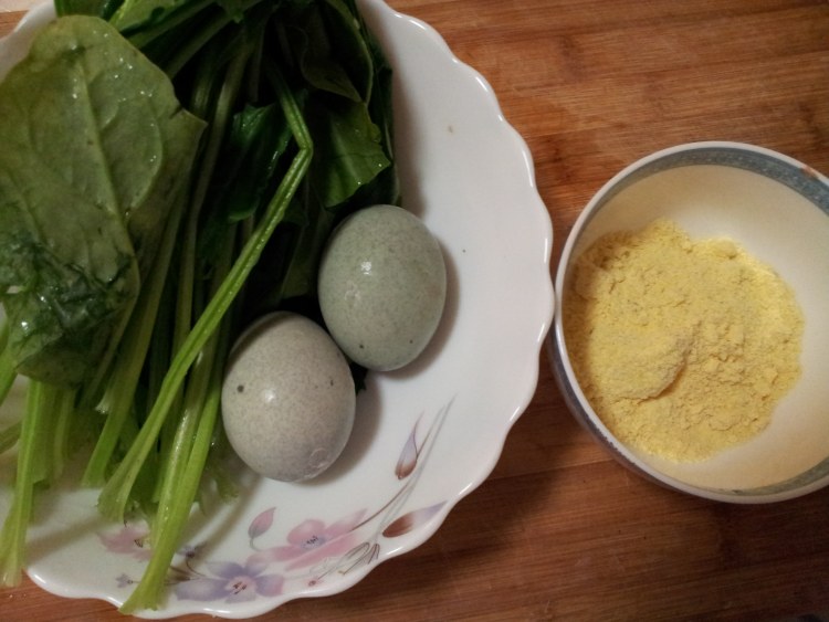 菠菜皮蛋玉米粥步骤1