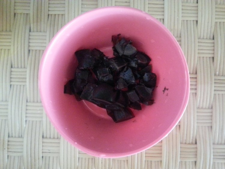黑芝麻皮蛋疙瘩汤步骤2