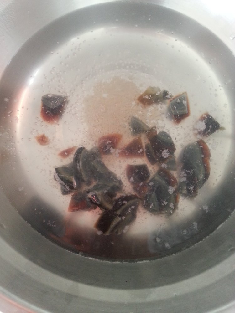 黑芝麻皮蛋疙瘩汤步骤4