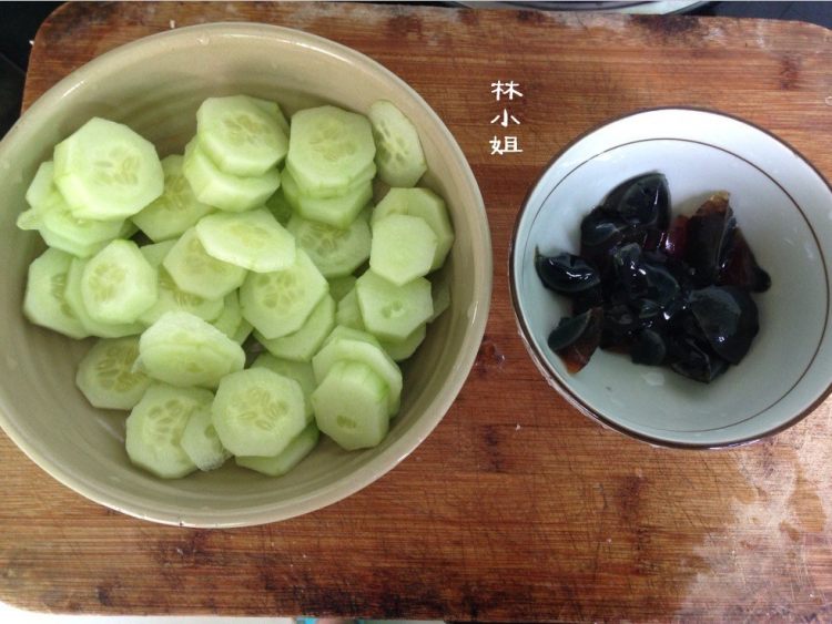 皮蛋黄瓜汤步骤1